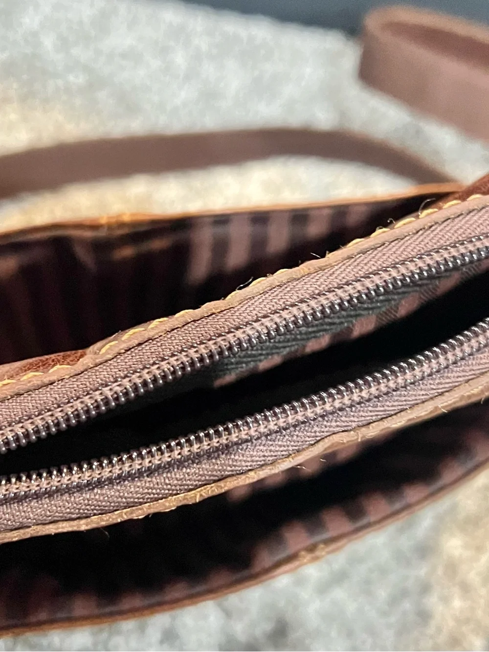 JACK GEORGES FINE LEATHER GOODS VOYAGER SLIM ZIPRED CROSSBODY AUTHENTIC
